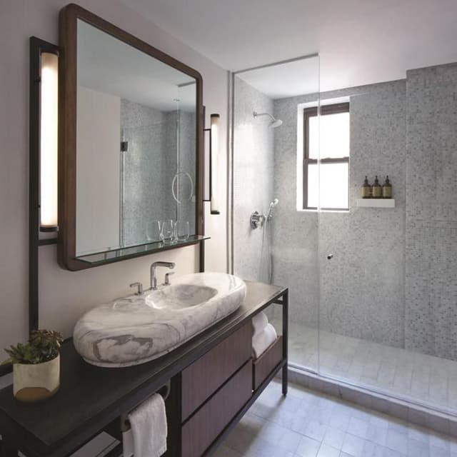 DOUBLE GUEST ROOM QUEEN BED