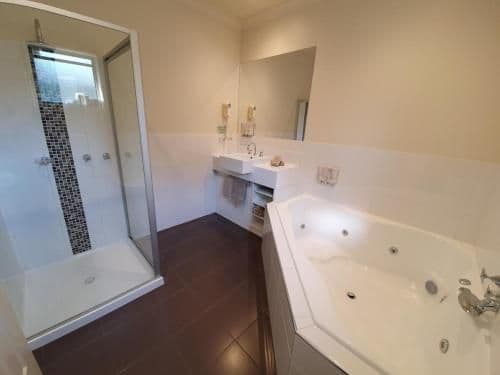 Queen Room with Spa Bath