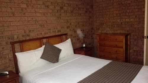Deluxe One-Bedroom Apartment
