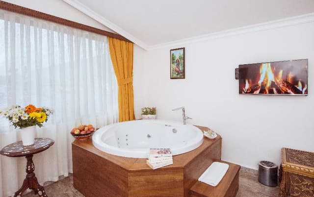 DOUBLE WITH JACUZZI