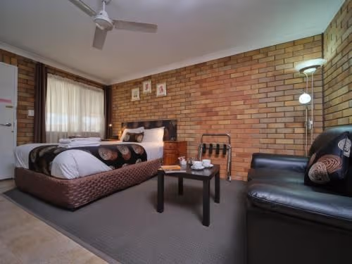 Standard Queen Room with One Queen Bed