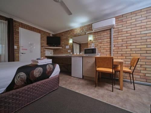 Standard Queen Room with One Queen Bed