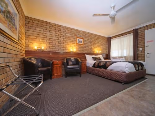 Standard Queen Room with One Queen Bed
