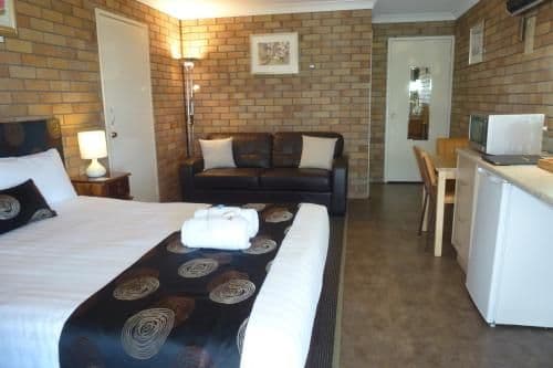 Standard Queen Room with One Queen Bed