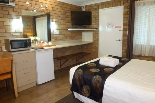 Standard Queen Room with One Queen Bed