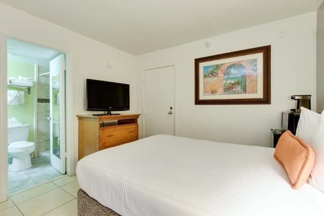 DOUBLE WITH DOUBLE BED