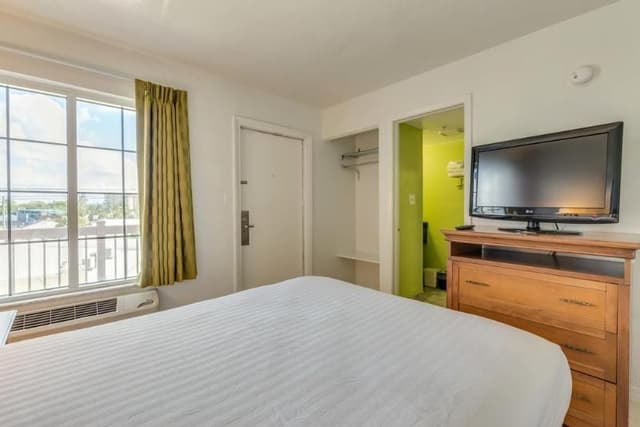 DOUBLE WITH DOUBLE BED