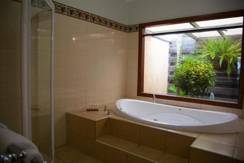 One-Bedroom Villa with Lake View and Spa Bath