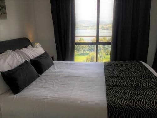 Queen Room with Balcony- Banksia