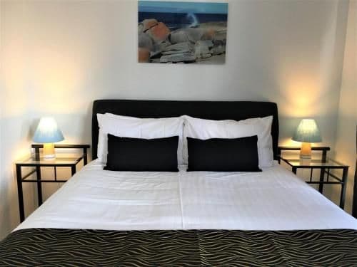 Queen Room with Balcony- Banksia