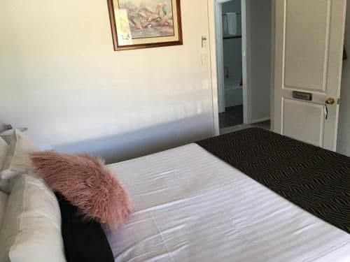 Queen Room-Fuchsia