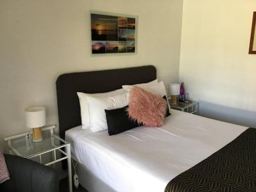 Queen Room-Fuchsia