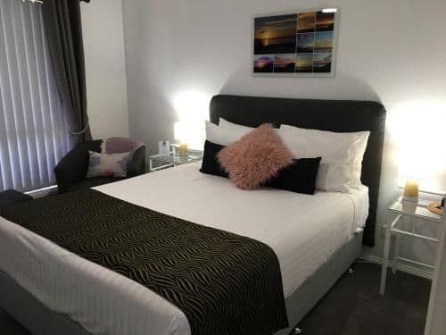 Queen Room-Fuchsia