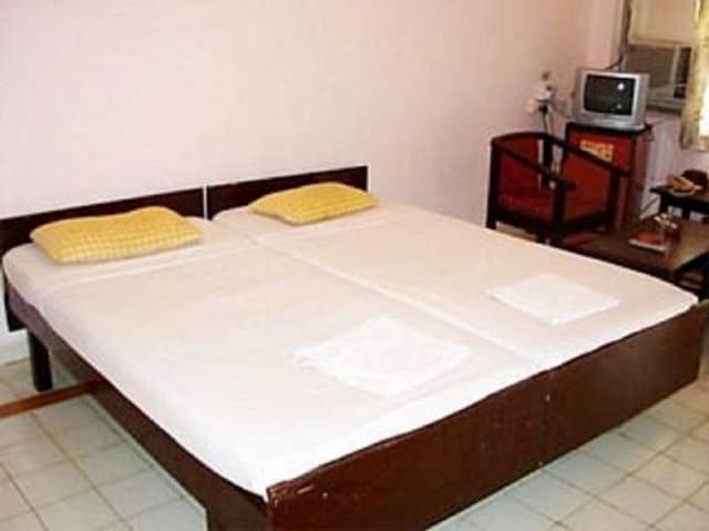 SINGLE WITH AIR CONDITIONING