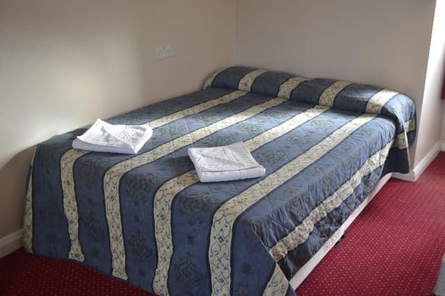 DOUBLE WITH SHARED BATHROOM