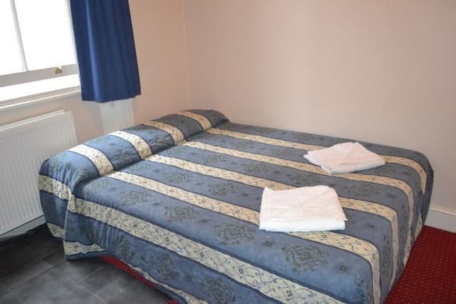 DOUBLE WITH SHARED BATHROOM