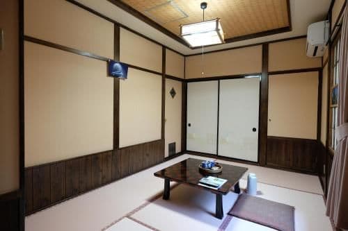 Japanese-Style Economy Room with Courtyard View