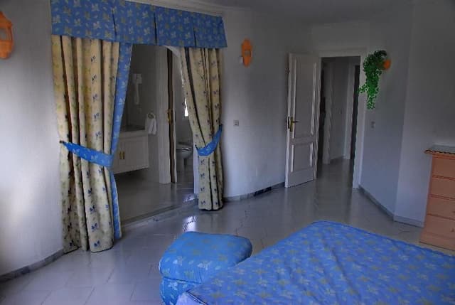 APARTMENT THREE BEDROOMS