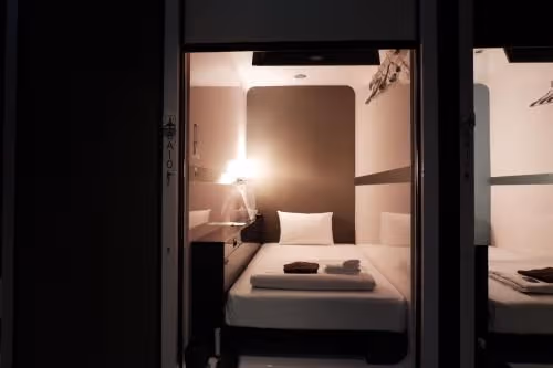 Business Class Cabin - Female