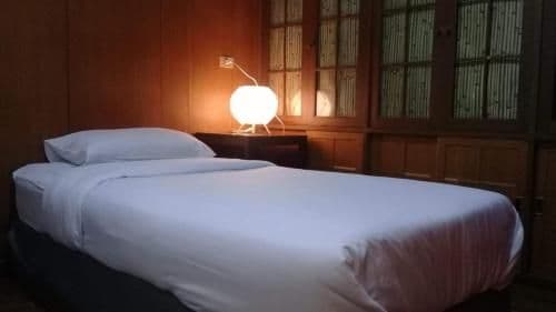 Single Room with Shared Bathroom