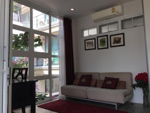 Apartment with Pool View