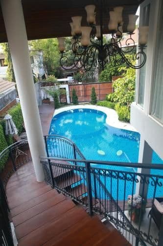 Apartment with Pool View