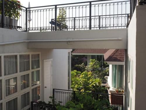 Apartment with Pool View