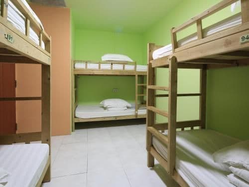Family Room with Shared Bathroom (8 Beds )