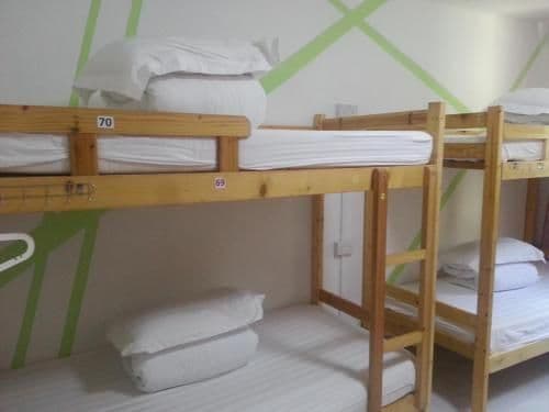 Family Room with Shared Bathroom (8 Beds )