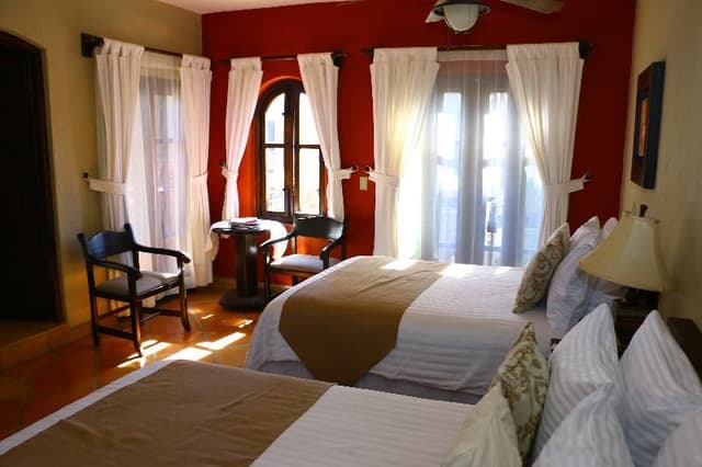 SUITE TWO QUEEN BEDS