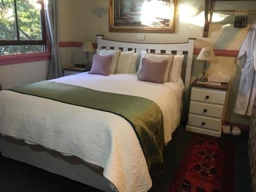 Queen Suite with Spa Bath - Maid's