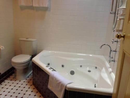 Queen Suite with Spa Bath - Loft