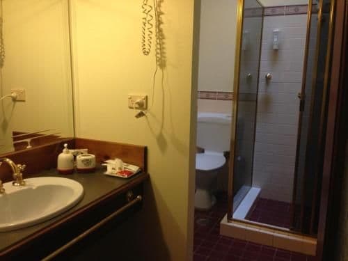 Queen Suite with Spa Bath - Maid's