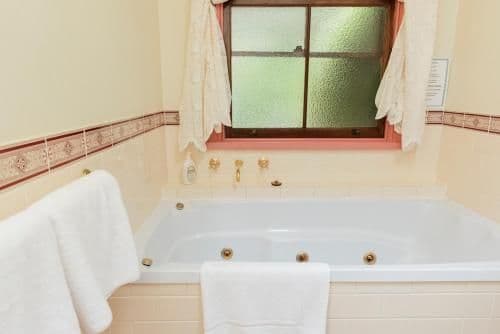 Queen Suite with Spa Bath - Maid's
