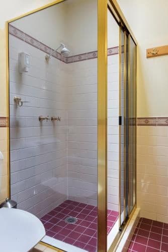 Queen Suite with Spa Bath - Maid's