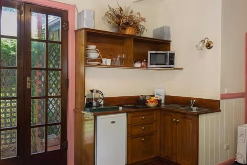 Queen Suite with Spa Bath - Maid's