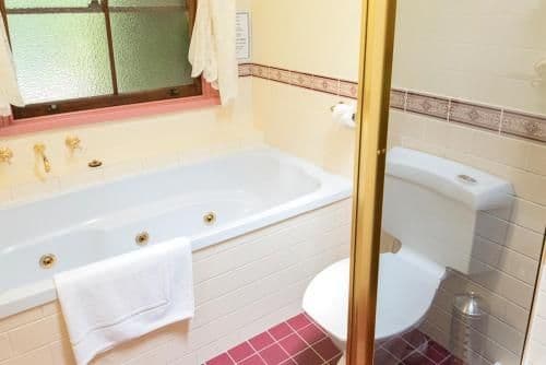 Queen Suite with Spa Bath - Maid's