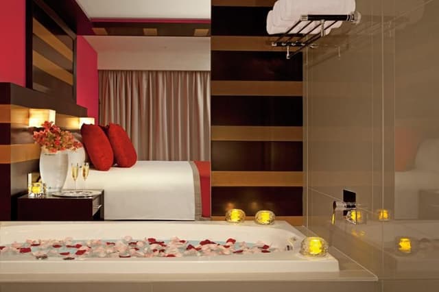 JUNIOR SUITE CLUB TWO QUEEN BEDS