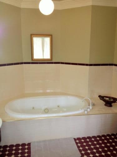 Tomah Queen Room with Balcony and Spa Bath