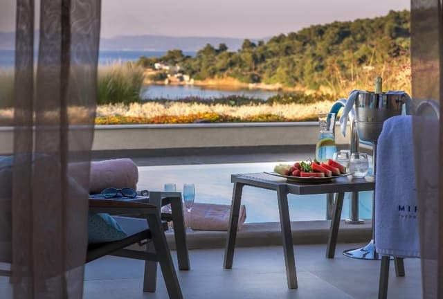 SUITE WITH PRIVATE POOL