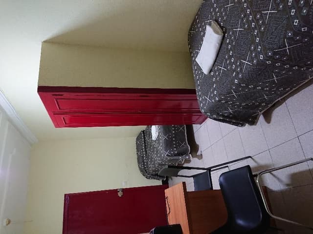 TWIN WITH SHARED BATHROOM