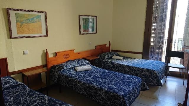 TRIPLE WITH SHARED BATHROOM