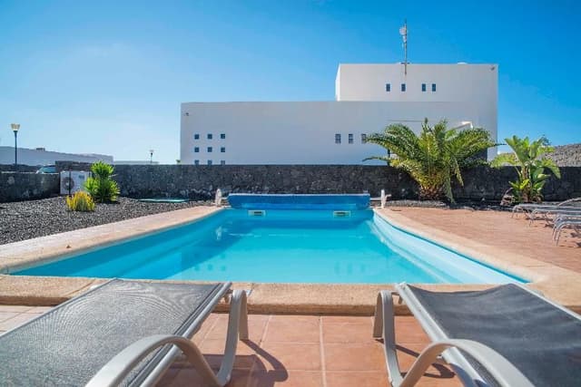 VILLA CAPACITY 8 FOUR BEDROOMS
