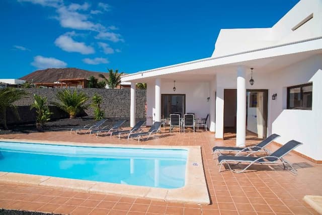 VILLA CAPACITY 8 FOUR BEDROOMS