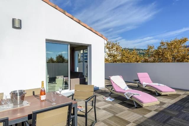 APARTMENT WITH TERRACE