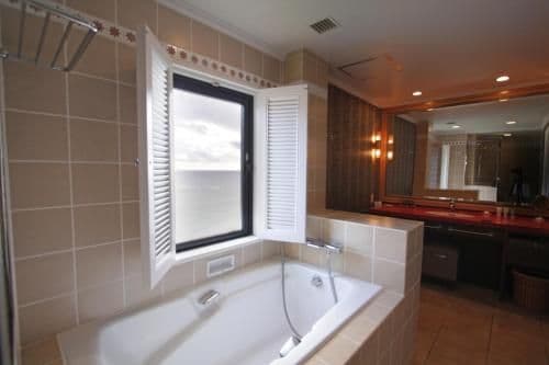 Corner Luxury Twin - Non-Smoking (Free round-trip airport transfer)