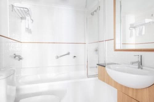 One-Bedroom Apartment with River View - Weekly Housekeeping