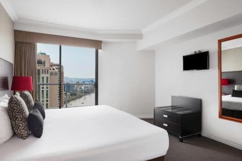 One-Bedroom Apartment with River View - Weekly Housekeeping