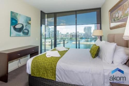 Deluxe Three-Bedroom Apartment with Harbour View and Two Bathrooms 