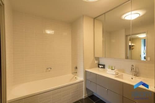 Deluxe Three-Bedroom Apartment with Harbour View and Two Bathrooms 